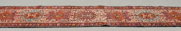 Gallerimatta, semiantik Karadja, ca 262 x 78 cm.