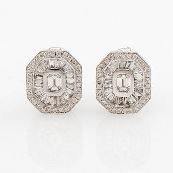 Örhängen ett par 18K vitguld med diamanter ca 1,31 ct.