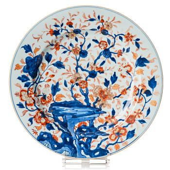 979. An imari dish, Qing dynasty, 18th Century.