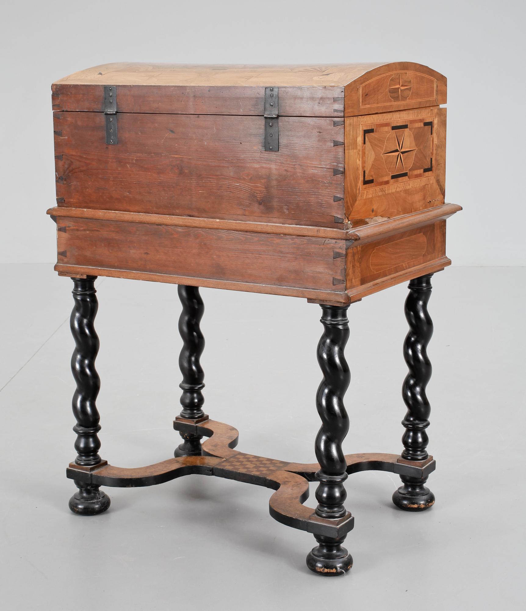 KISTA, på benställning, barock/barockstil. 1700-1900-tal.