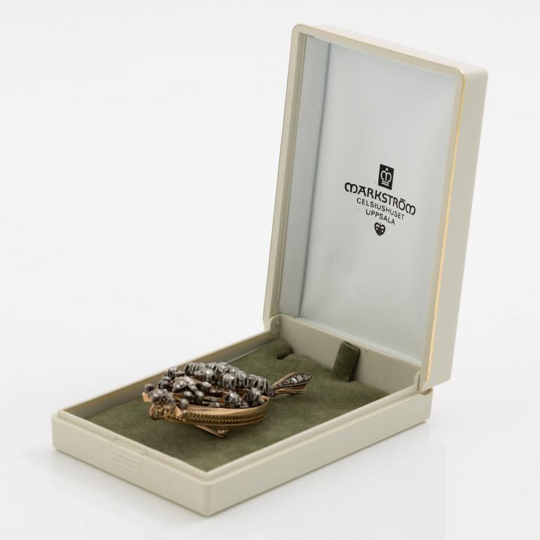 Brooch/pendant in 18K gold and silver set with old-cut and rose-cut diamonds, circa 1900.