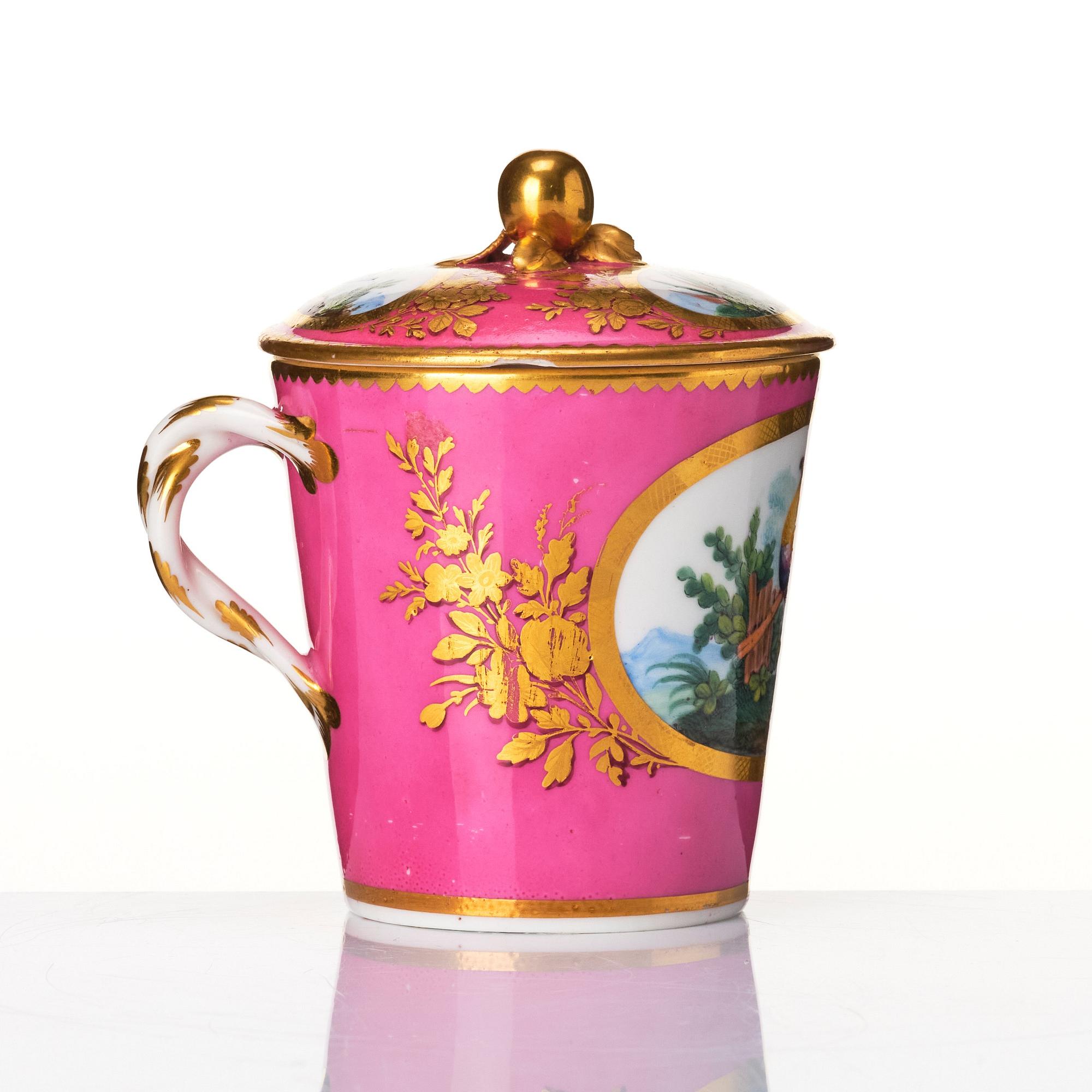 Trembleuse med kopp och lock, mjukt porslin. Frankrike, "Sèvres", 1800-tal.