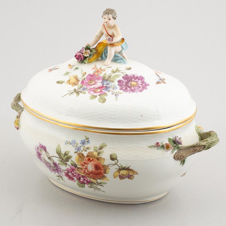 A porcelain tureen with stand. KPM Berlin, germany, around 1900.