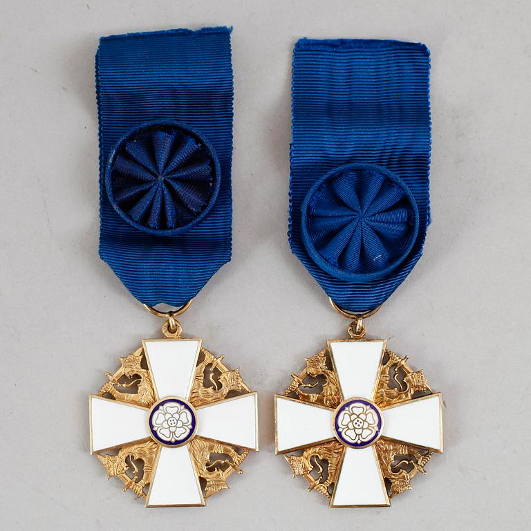 MEDALJER, 2 st, förgyllt silver och emalj, Finlands Vita Ros. Vikt ca 72 gram.