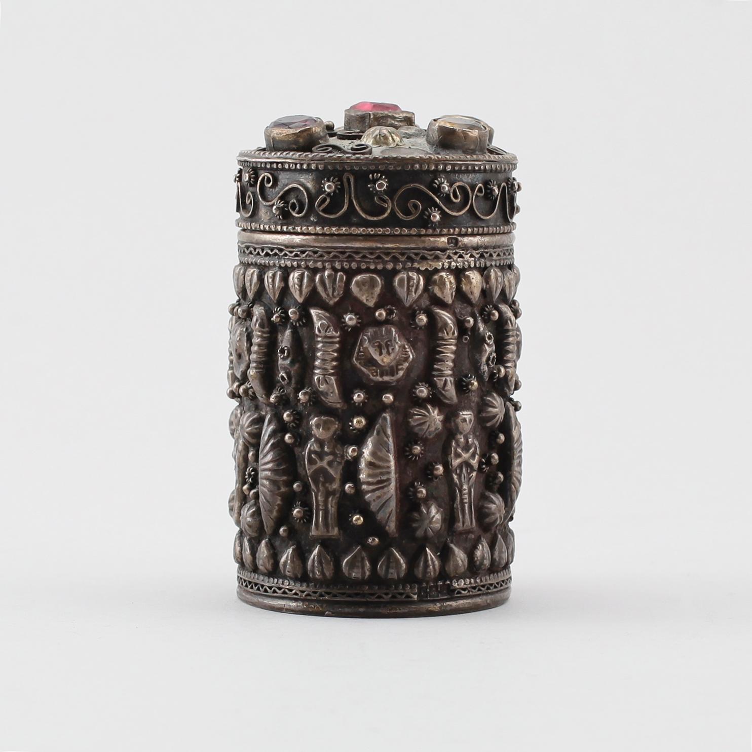 LOCKDOSA, silver, svenska importstämplar, 1900-talets första hälft. Vikt ca 129 g.