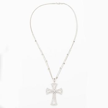 Hänge i form av kors, vitguld och med prinsess och briljantslipade diamanter.