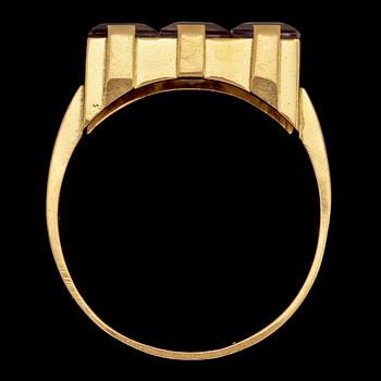 RING, 18k guld med 3 fasettslipade ametister, Stigbert, Stockholm, 1952. Vikt 3 g.