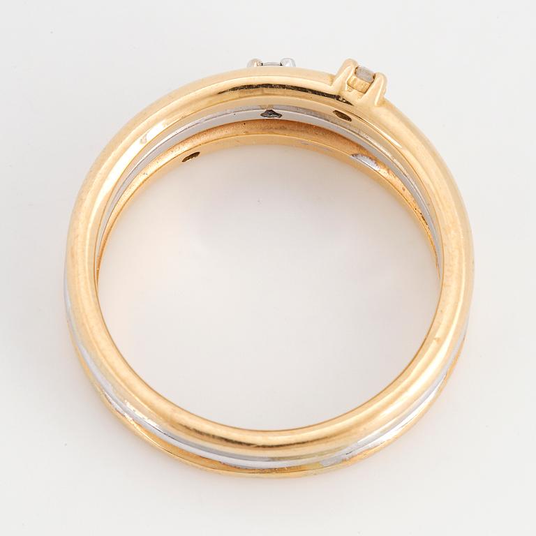 RING, 18K guld i två färger med tre små briljantslipade diamanter.
