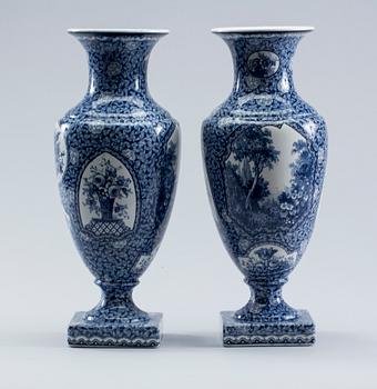 VASER, ett par, flintgods, omkring 1900.