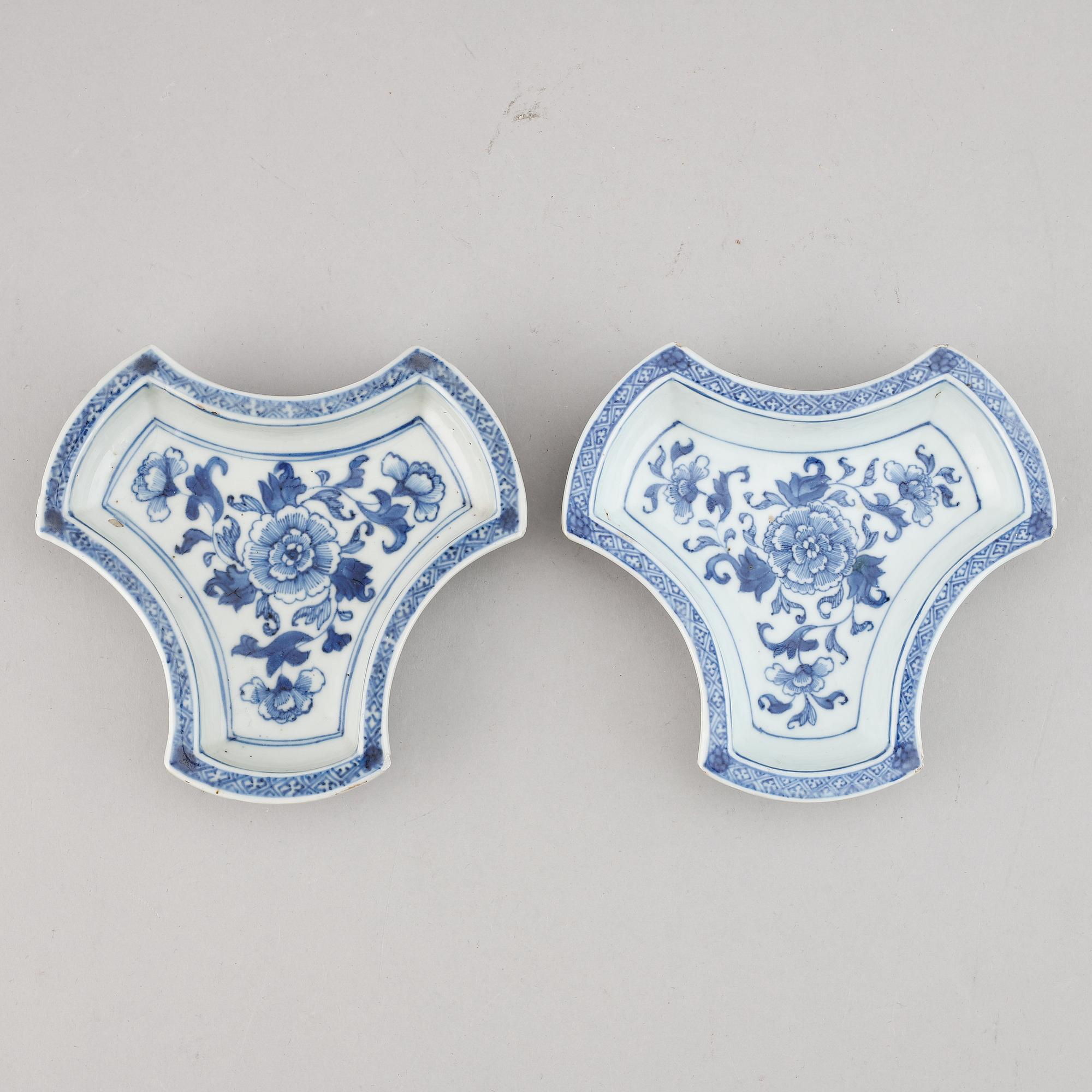 A pair of blue and white dishes, Qing dynasty, Qianlong (1736-95).
