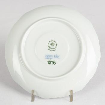 Kaffekoppar med fat, 12 stycken, porslin, Royal Copenhagen, "Musselmalet halvblond", modell 1035, 1900-talets senare del.