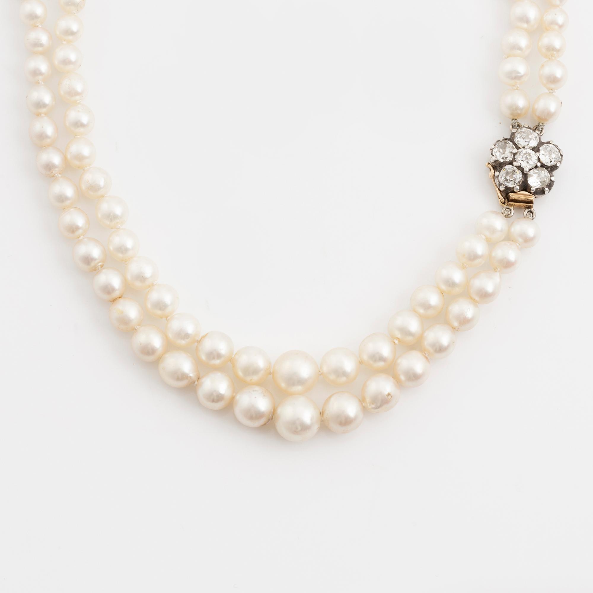 Collier, tvåradigt med doserade pärlor med lås i 18K guld med sex gammalslipade diamanter.
