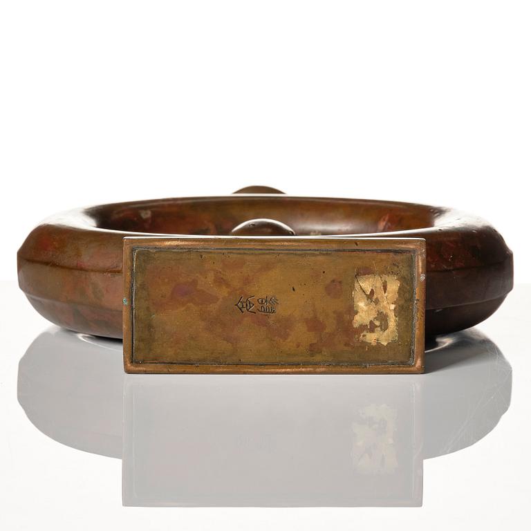 Vas, brons. 1800-tal, troligen Japan. Med signering.