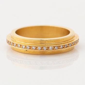 Efva Attling, 18K gold brilliant cut diamond ring.
