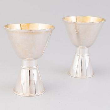 A PAIR OF TAPIO WIRKKALA BEAKERS, silver. Kultakeskus, Finland 1992.