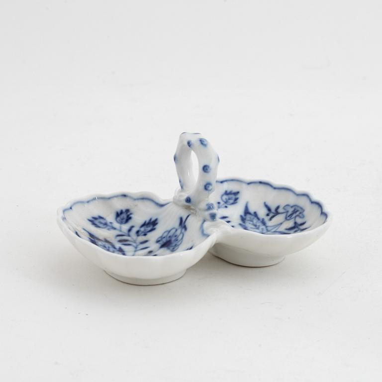 Four 'Blue Onion' porcelain vases, a lidded sugarbowl, an ashtray and a salter, Meissen, first half of the 20th Century.