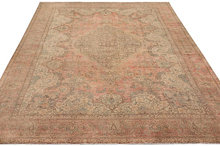 A carpet, Persian, Vintage Design, ca 470 x 298 cm.