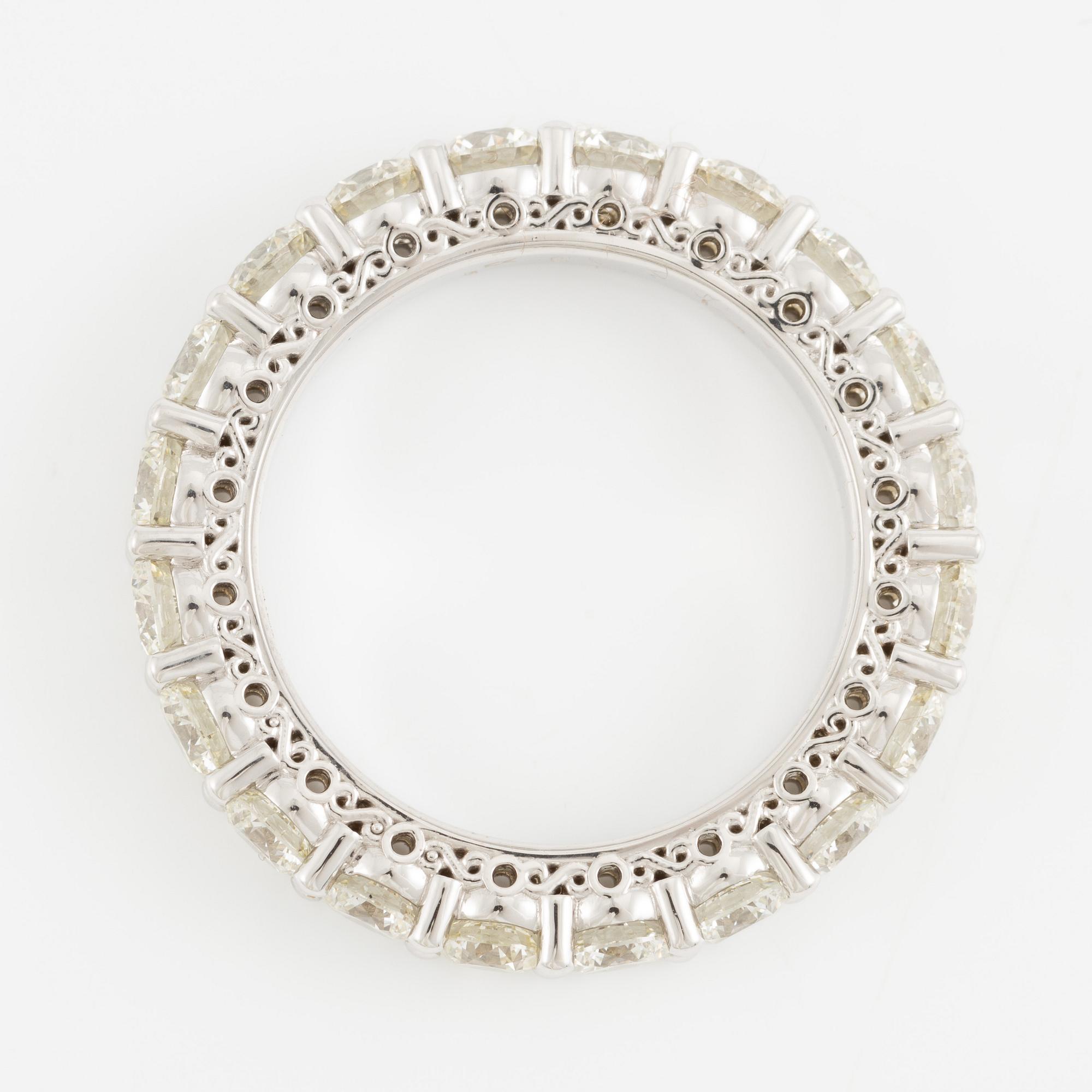 Ring helallians, 18K vitguld med briljantslipade diamanter.