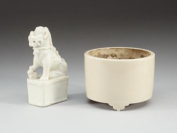 A blanc de chine censer and censer holder, Qing dynasty, Kangxi (1662-1722).