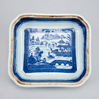 A blue and white vegetable tureen with cover and a butter tureen with cover, Qingdynasty, 19th Century.