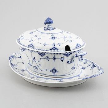 A 'Blue Fluted Half Lace' /'Musselmalet' tureen with cover and stand, Royal Copenhagen, model 702, 600, 1898-1923.