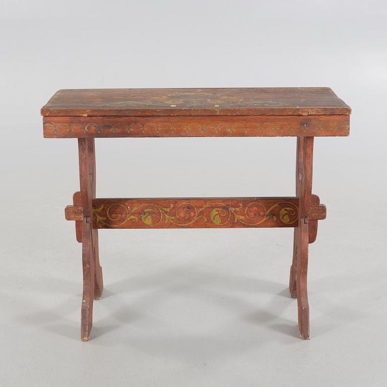 A table, probably made in Hälsingland from around year 1900.