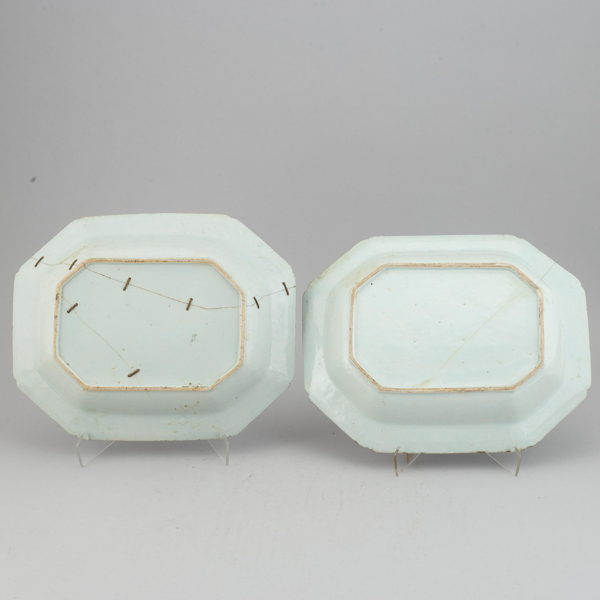 Stekfat, ett par, samt tallrikar, 3 st, urnor 2 st, porslin. Kina, 1700-1900-tal.