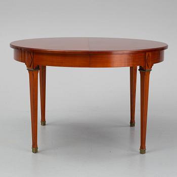 A late 20th century dining table. 3 leaves included.