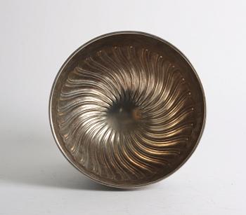 SKÅL PÅ FOT, silver, CG Hallberg 1902.