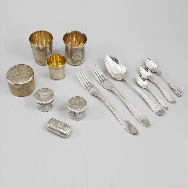 PART SILVER, 13 delar, 1800-talets början till 1900-talets början, total vikt exklusive glas 482 gram.