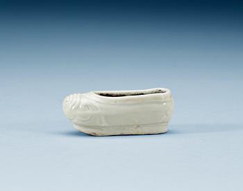 1760. A blanc de chine figure of a shoe, Qing dynastin, Kangxi (1662-1722).