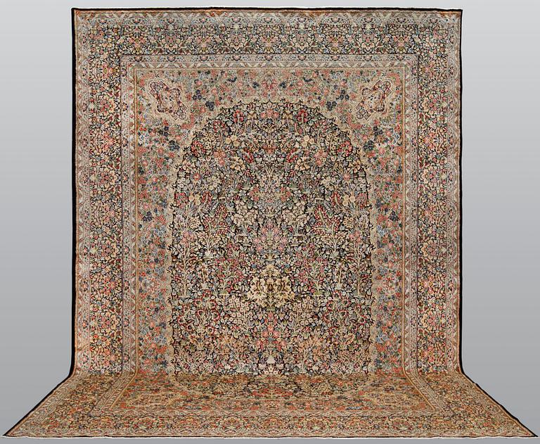 A Kirman Laver carpet, 'Millefleur', approx. 492 x 350 cm.