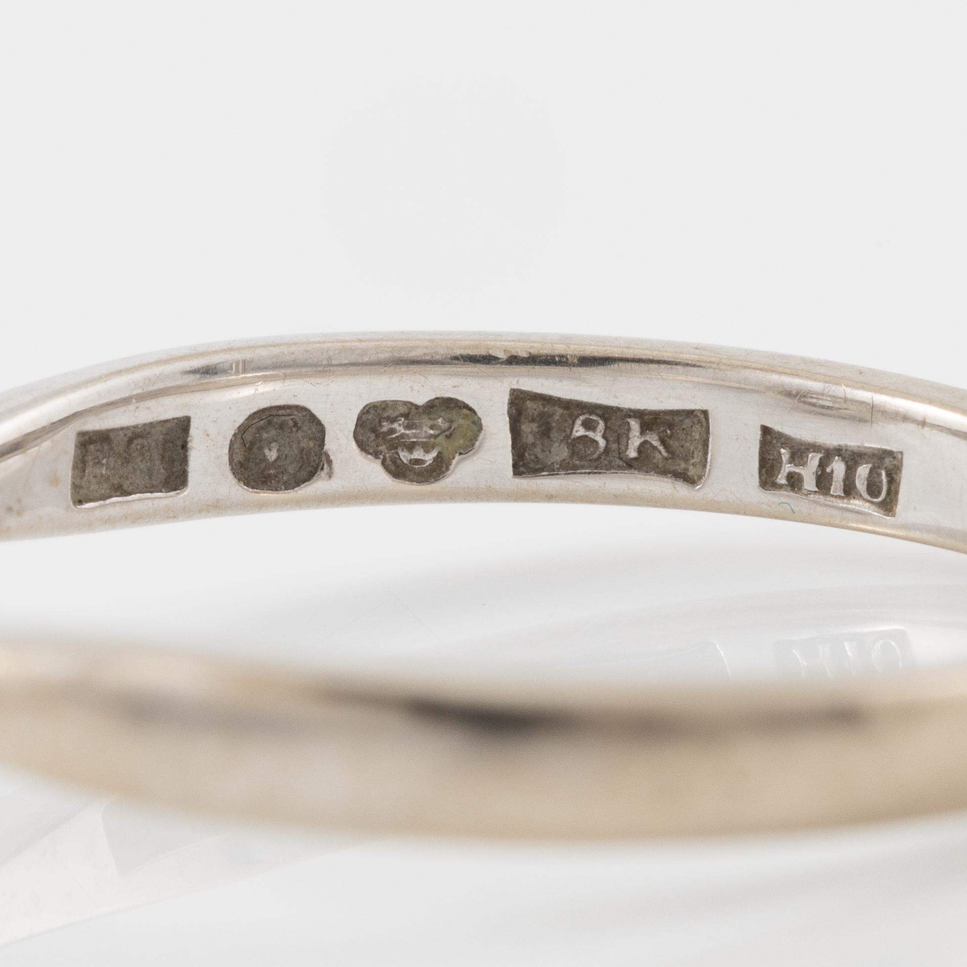 Ring in 18K white gold set with a brilliant-cut diamond.