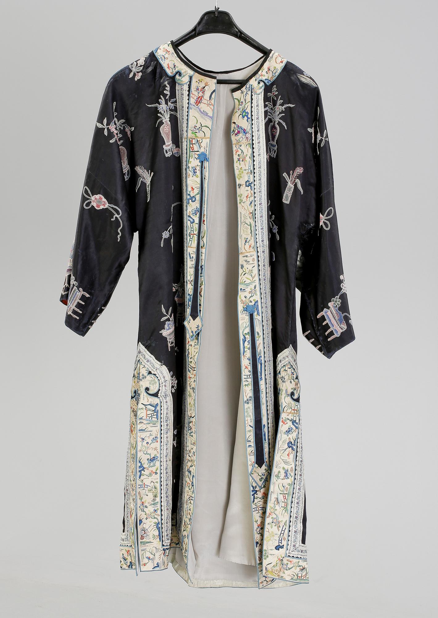 ROCK, siden. Höjd 120 cm. Kina, omkring 1900, sen Qingdynasti.