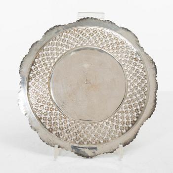 Skål på bricka, silver, Persien (Iran), 1900-tal.