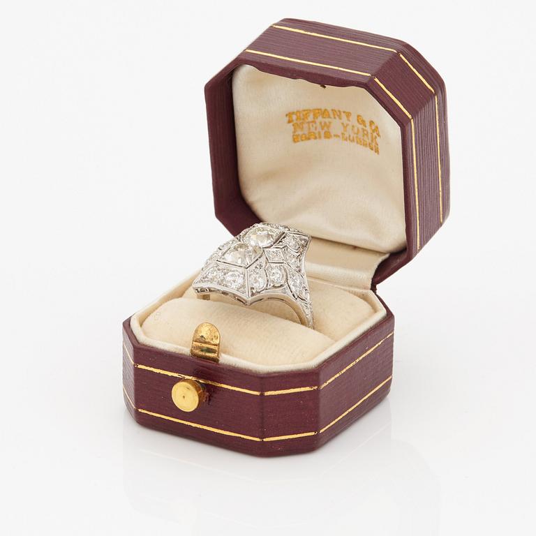 RING med gammalslipade diamanter.