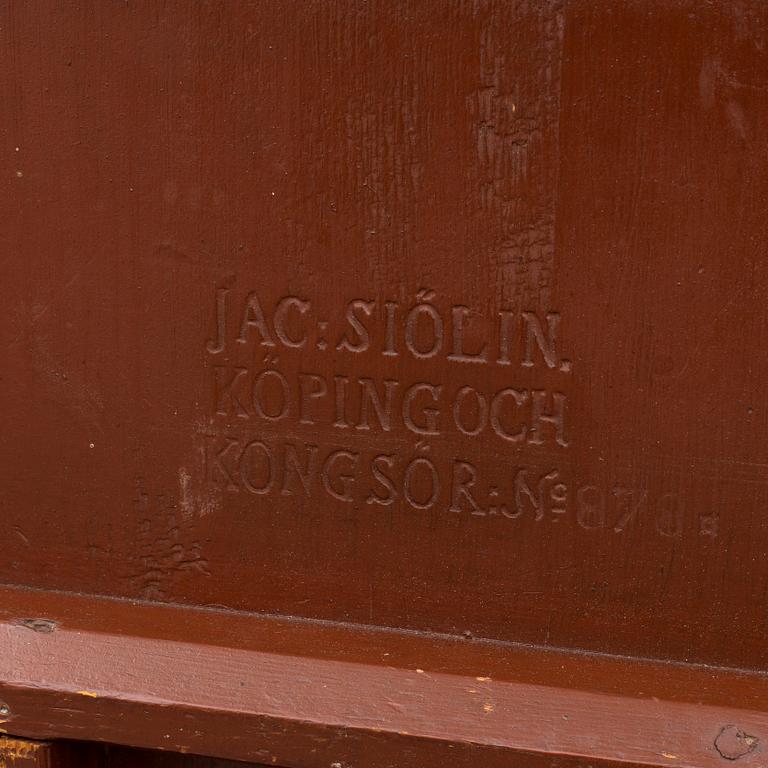 A TILT TOP TABLE, signed by Jacob Siölin and numbered 878. Late 18th century.