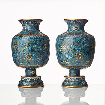 Urnor, ett par, cloisonné. Sen Qingdynasti.
