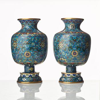 A pair of cloisonné vases, late Qing dynasty.