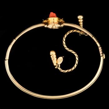 A carved coral cameo bracelet.
