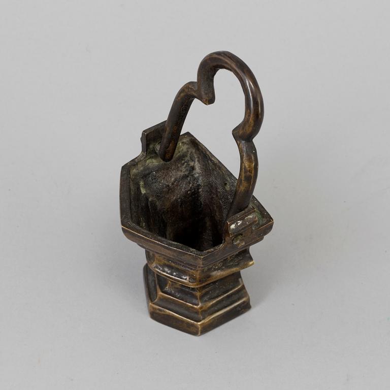 AN 18TH CENTURY BRONZE HOLY WATER CONTAINER.