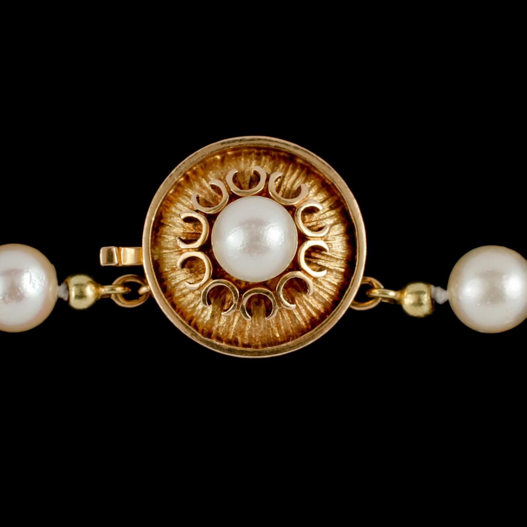 COLLIER, odlade pärlor med lås i 18k guld, 1900-talets andra hälft.