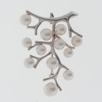 A BROOCH, Mikimoto, cultured pearls, 18K white gold.