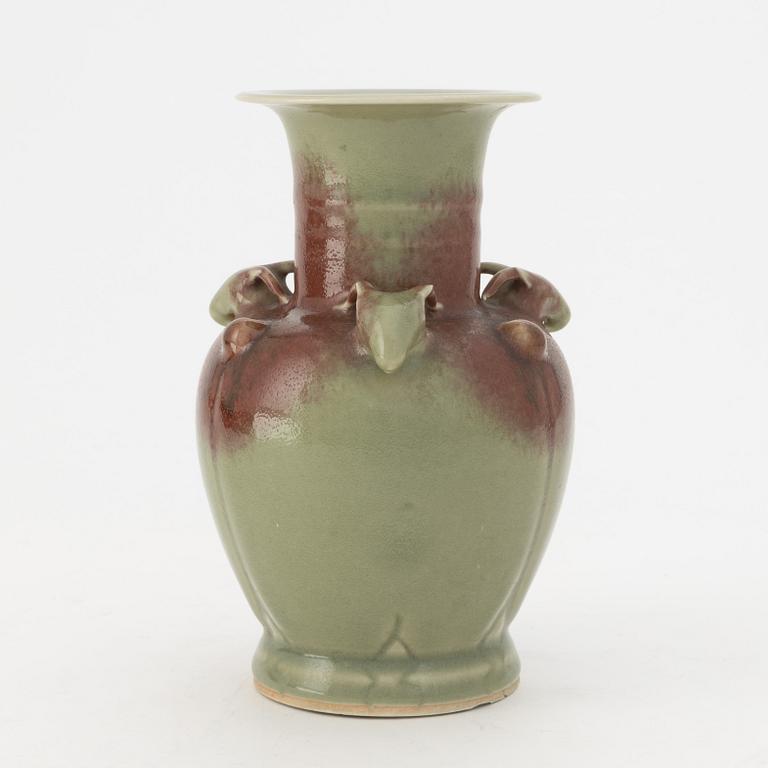 A Chinese three goat heads vase, 20th century.