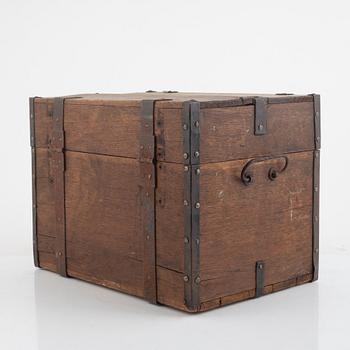 A flask box, 19th Century.