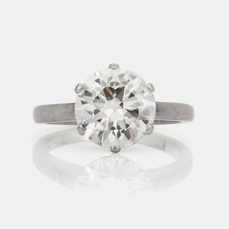 A circa 3.05 ct old-cut diamond ring. Quality circa L-M/VS.