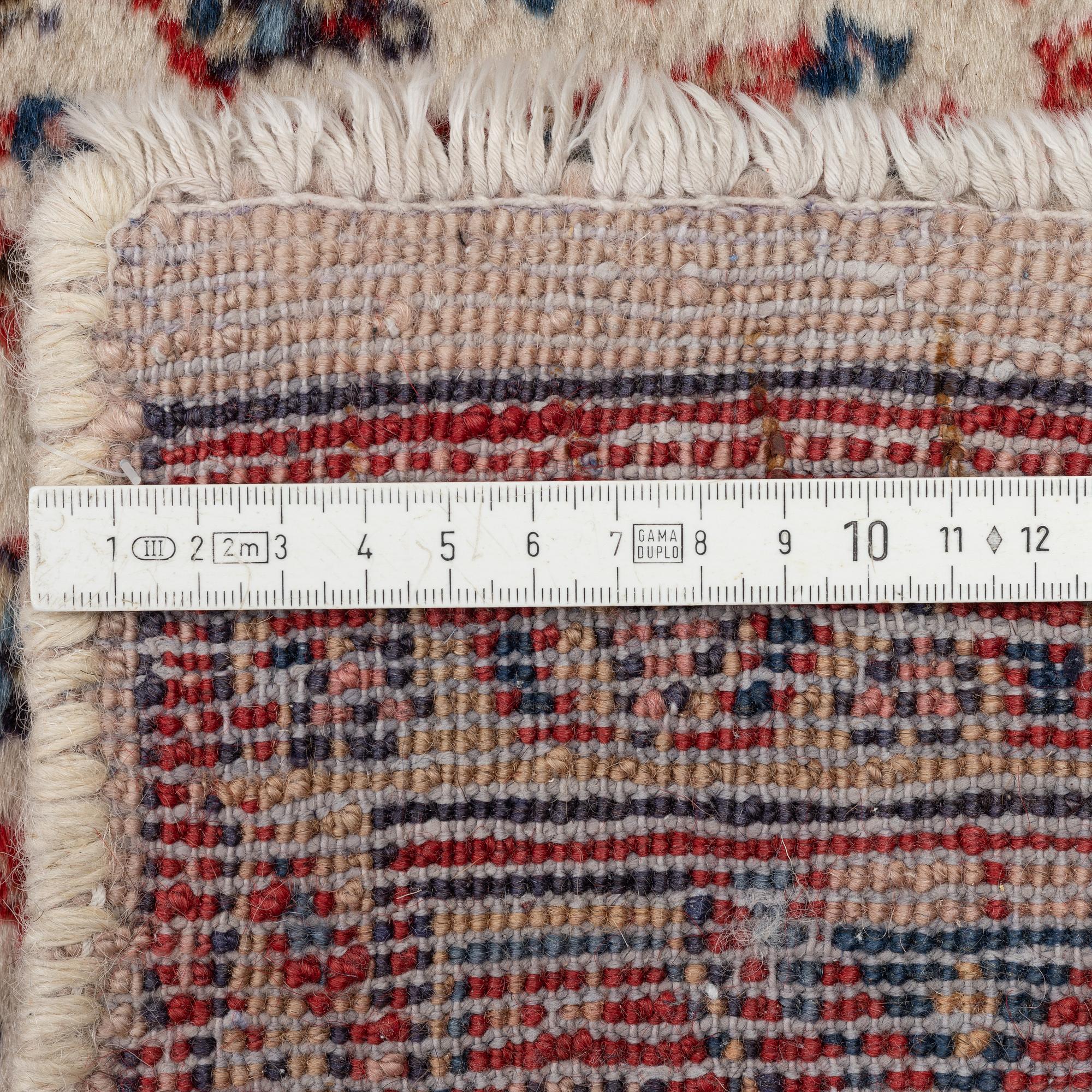 Gallerimatta, orientalisk, ca. 419 x 85 cm.