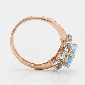 A 14K gold ring with topazes, Russia 2000-tal.