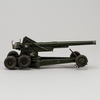 Three Britains Ltd and The Crescent Toy Co Ltd field guns from the 1950s.