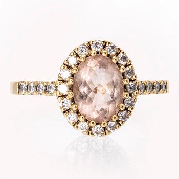 Ring 14K gold with morganite and brilliant-cut diamonds.